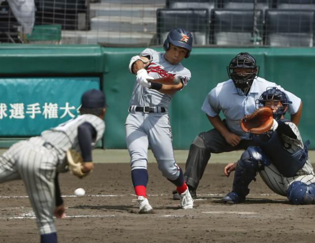 26일 오전 일본 효고(兵庫)현 니시노미야(西宮)시 소재 한신고시엔(阪神甲子園)구장에서 제103회 일본 전국고교야구선수권대회 8강 전에서 한국계 학교인 교토국제고의 마쓰시타 게이타가 9회말 끝내기 안타를 치고 있다. 교토국제고는 쓰루가케히고를 3대 2로 눌러 준결승 진출을 확정했다. 효고=교도 연합뉴스