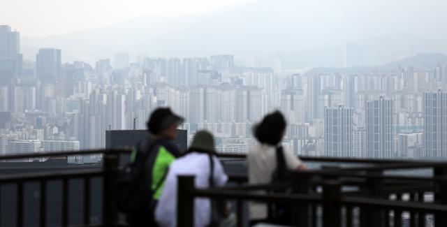 한국은행이 기준금리를 인상한 26일 남산에서 바라본 서울 아파트 모습. 연합뉴스