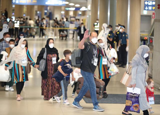 과거 한국을 도왔던 아프가니스탄 협력자와 그 가족들이 26일 오후 우리 공군 다목적 공중급유 수송기를 이용해 인천공항을 도착, 코로나19 PCR 검사를 마친 뒤 입국장으로 나오고 있다. 연합뉴스