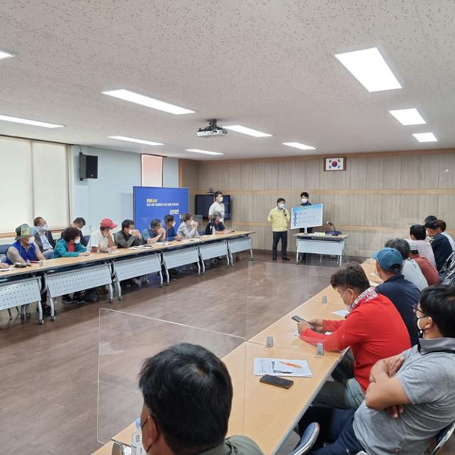 강상구 전남도 기업도시담당관이 26일 오후 산이면사무소에서 이장 등 마을주민 40여 명이 모인 자리에서 해남 기업도시 구역 확대 건의에 대해 배경설명을 한 뒤 공식으로 사과했다. 독자 제공