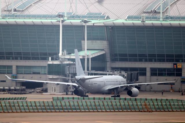 과거 한국을 도왔던 아프가니스탄 협력자와 그 가족들이 탑승한 우리 공군의 KC-330 다목적 공중급유 수송기가 26일 오후 인천공항에 도착해 있다. 영종도=연합뉴스