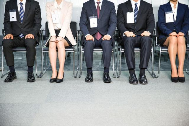 "죄송한데, 출근하지 마세요"... 채용 취소에 우는 청년 구직자 - Vimarsana News