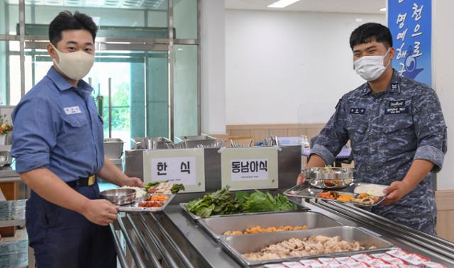 26일 해군 진기사가 운영하는 해상 식당 카페테리아에서 장병들이 자신이 원하는 메뉴를 골라 담고 있다. 해군 진기사 제공