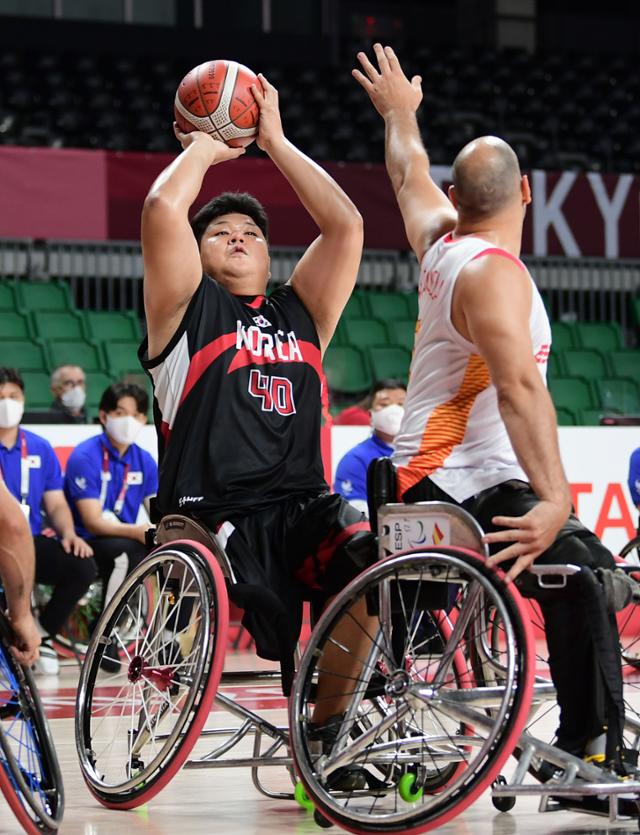 김동현이 25일 일본 도쿄의 무사시노 포리스트 스포츠플라자에서 열린 2020 도쿄 패럴림픽 남자 휠체어농구 A조 예선 스페인과 경기에서 중거리슛을 시도하고 있다.도쿄=뉴시스