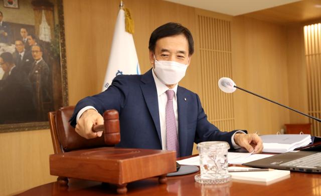 이주열 "금리 수준 여전히 완화적"...추가 금리 인상 가능성 시사 - Vimarsana News