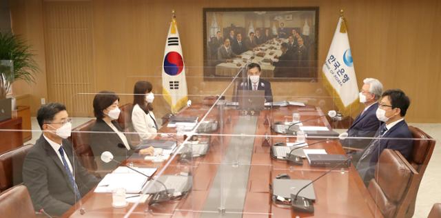 이주열(가운데) 한국은행 총재가 26일 오전 서울 중구 한국은행에서 열린 금융통화위원회 본회의에서 회의를 주재하고 있다. 한국은행 제공