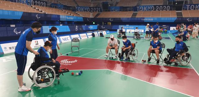 대한민국 보치아 선수들이 27일 일본 도쿄의 아리아케 체조경기장에서 진행된 마지막 훈련에서 전략을 점검하고 있다. 대한 장애인체육회 제공.