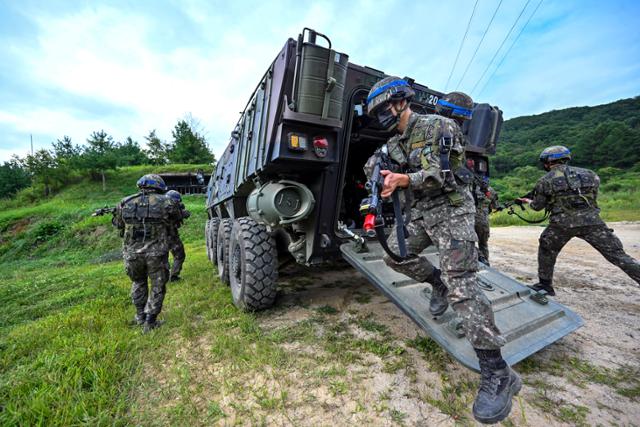 19일 육군 최초로 여단급 ‘훈련부대 간 KCTC 쌍방훈련’이 진행되는 육군과학화전투훈련단에서 3사단 혜산진여단 전투단 소속 장병들이 K808 차륜형 장갑차에서 하차 후 전투에 돌입하고 있다. 뉴시스