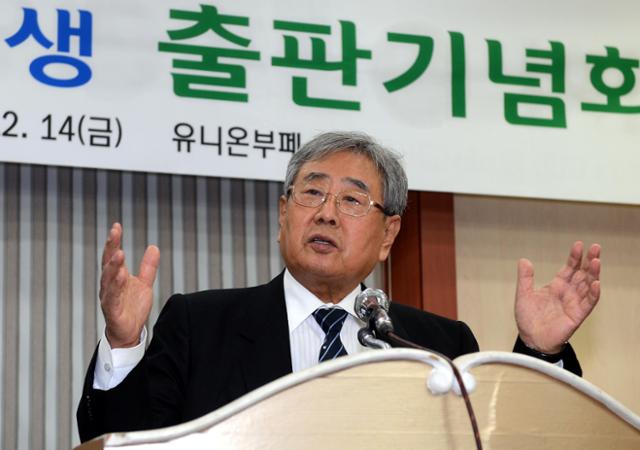 이근안씨가 2012년 12월 14일 서울 성동구의 한 식당에서 연 자서전 ‘고문기술자 이근안의 고백’ 출판기념회에서 자신의 심경을 고백하고 있다. 한국일보 자료사진