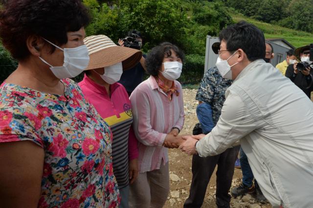 유승민 국민의힘 대선경선 예비후보가 30일 제12호 태풍 침수피해 지역인 경북 포항시 북구 죽장면 봉계리에서 이재민들을 위로하고 있다. 포항=뉴스1