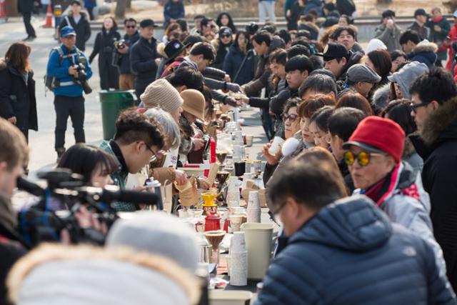 평창올림픽이 개막한 2018년 2월 세계 23개국 원두의 맛을 음미할 수 있는 강릉 안목항 '세계 겨울커피 축제'에 국내외 관광객들이 몰려 성황을 이뤘다. 강릉문화재단 제공