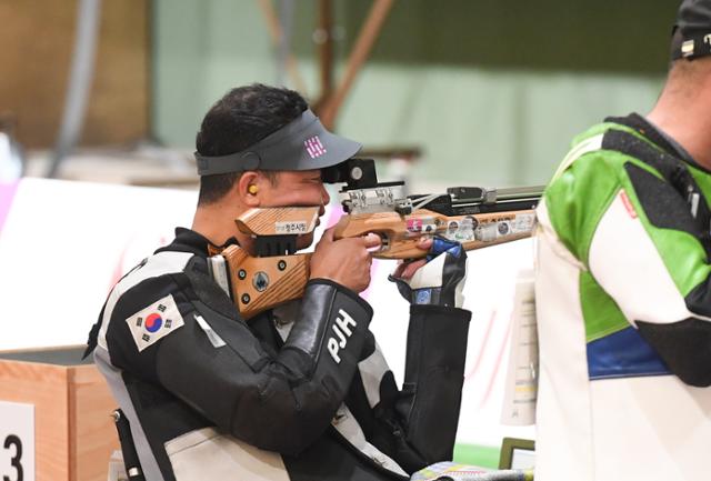 박진호가 30일 일본 도쿄도 네리마구 아사카 사격장에서 열린 도쿄패럴림픽 남자 10m 공기소총 입사 경기를 하고 있다. 대한장애인체육회 제공