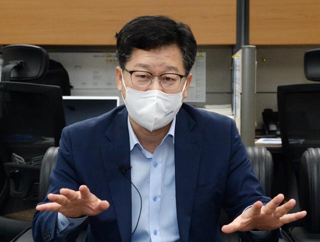 안호영 의원이 30일 전북도의회 기자실에서 정세균 전 총리 경선과 관련해 기자간담회를 열고 질의에 답변하고 있다. 뉴시스