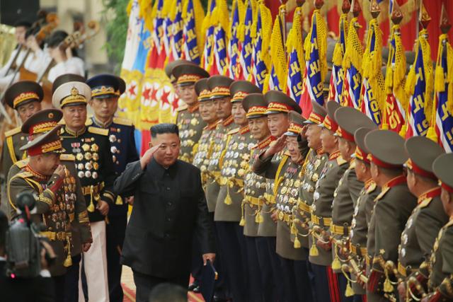 김정은 북한 국무위원장이 지난달 24~27일 평양문화회관에서 조선인민군 제1차 지휘관 정치일꾼 강습회를 주재하고 있다. 평양=노동신문 뉴스1