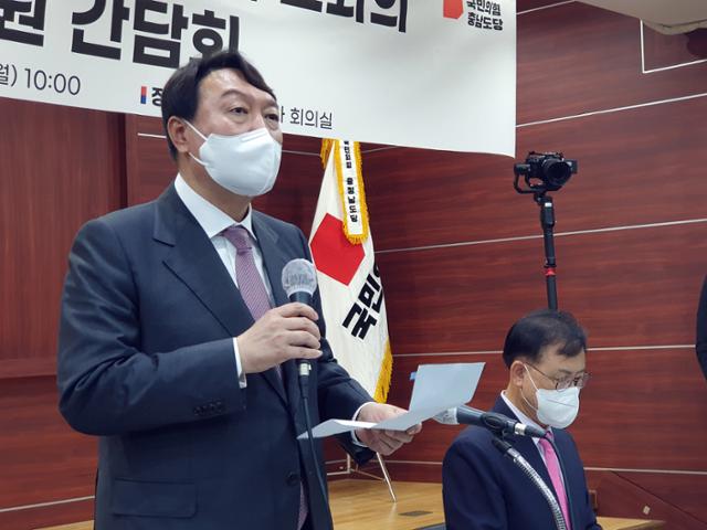 윤석열 전 검찰총장이 30일 오전 충남 천안시 동남구 국민의힘 충남도당 사무실을 방문, 인사말을 하고 있다. 연합뉴스