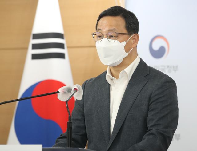 김영중 고용노동부 고용정책실장이 31일 서울 종로구 정부서울청사에서 2022년 예산안을 발표하고 있다. 뉴스1