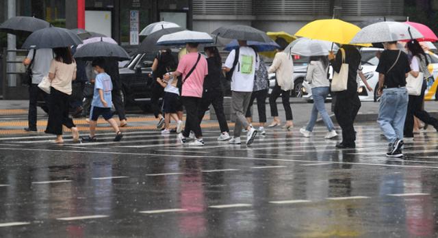 가을 장마 비가 내린 31일 오후 서울 용산구 용산역 앞에서 시민들이 우산을 쓰고 이동하고 있다. 배우한 기자