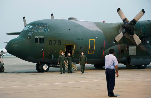 일본 자위대 수송기 C-130이 지난 25일 파키스탄 이슬라마바드 공항에 도착해 있다. 세 대의 자위대 수송기가 아프가니스탄 잔류 일본인 및 아프간인 협력자 약 500명을 대피시키기 위해 파견됐지만 최종적으로 일본인 1명을 대피시키는 데 그쳤다. 이슬라마바드=교도 AP 연합뉴스