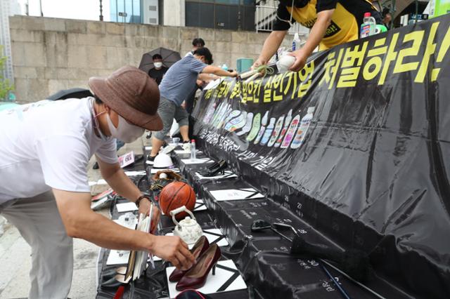 31일 오후 서울 종로구 세종문화회관 계단에서 열린 '가습기살균제 판매기업 처벌 촉구' 기자회견에서 피해자 유가족들이 피해자의 유품을 전시하고 있다. 연합뉴스