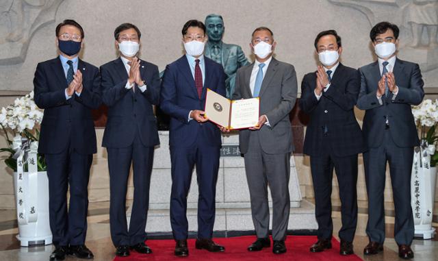 정의선(왼쪽 네 번째) 현대차그룹 회장과 김재호(왼쪽 세 번째) 고려중앙학원 이사장이 31일 오후 서울 성북구 고려대학교 인촌 기념관에서 열린 '정몽구 백신 혁신센터' 기부금 약정식을 마친 뒤 인촌 김성수 선생 동상 앞에서 기념 촬영을 하고 있다. (왼쪽부터) 김영훈 고려대 의무부총장, 정진택 고려대 총장, 김 고려중앙학원 이사장, 정 현대차그룹 회장, 김걸 현대차 사장, 공영운 현대차 사장. 현대차그룹 제공