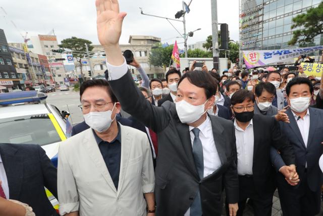 국민의힘 대선주자인 윤석열 전 검찰총장이 31일 오후 충북 청주시 육거리 종합시장에서 상인, 시민 등과 인사를 나누고 있다. 뉴스1