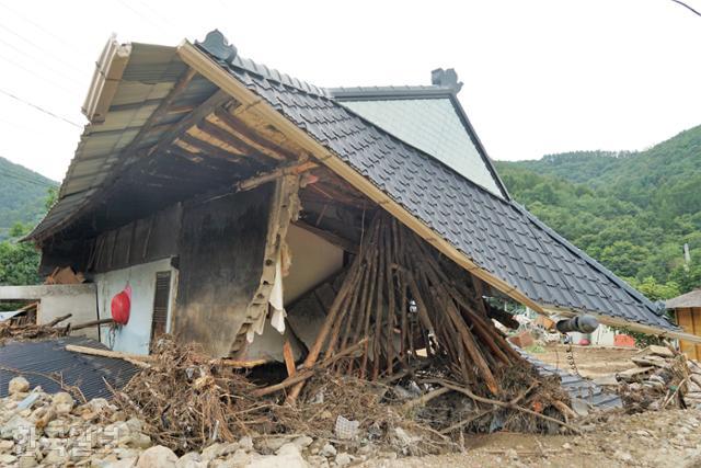 지난달 31일 경북 포항시 북구 죽장면 월평리 신정숙(64)씨 집 전경. 이 집은 지난달 24일 태풍 오마이스가 몰고 온 폭우로 부서져 1주일이 지나서도 복구를 하지 못하고 그대로 남아 있다. 김정혜 기자