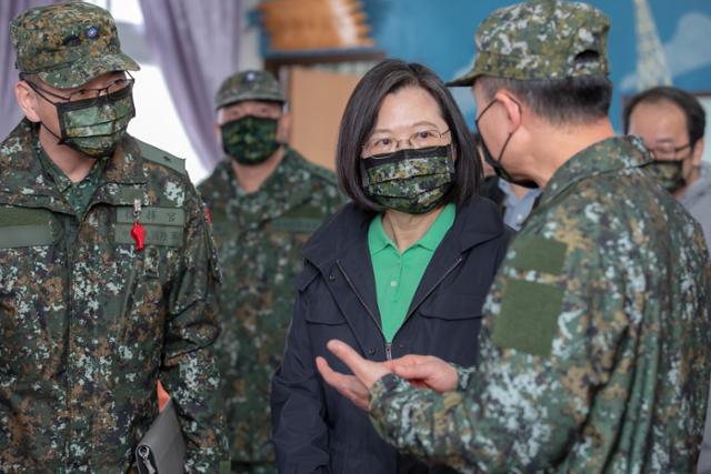 차이잉원(가운데) 대만 총통이 군 관계자와 대화하고 있다. 차이잉원 페이스북 캡처