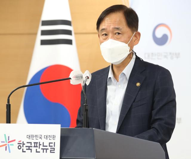 박화진 고용노동부 차관이 1일 오후 서울 종로구 정부서울청사에서 고용보험 재정건전화 방안 관련 브리핑을 하고 있다. 뉴스1