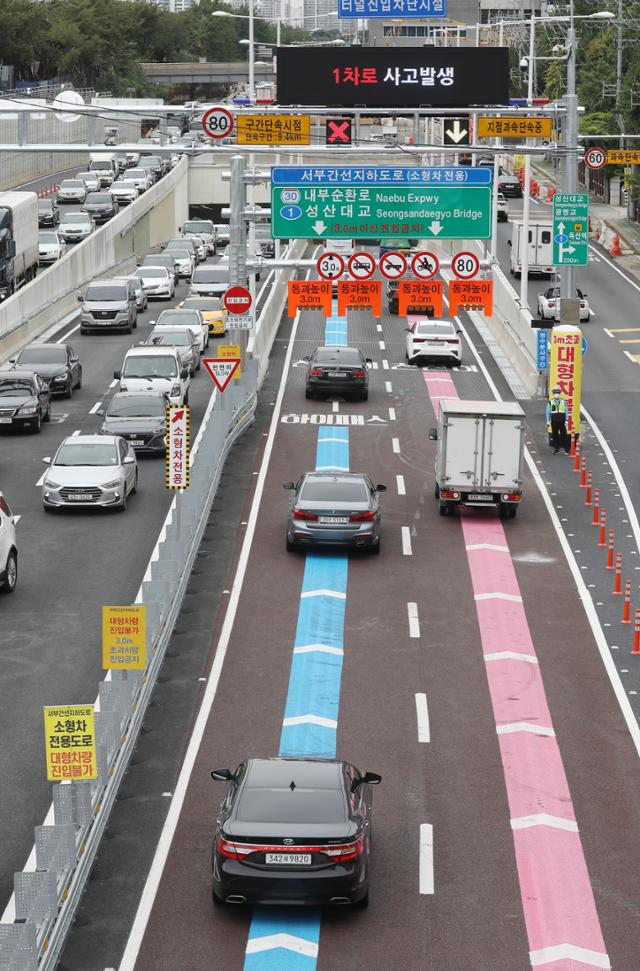 서울 영등포구 양평동-금천구 독산동을 연결하는 10.33km 왕복 4차로 도로인 서부간선 지하도로가 1일 월드컵대교와 함께 개통됐다. 사진은 서부간선 지하도로 독산동 출입구 모습. 뉴시스