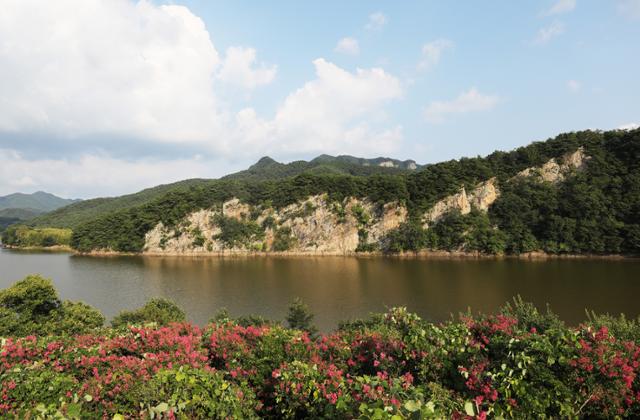 화순 이서면 화순적벽 중 창랑적벽. 화순적벽은 신재 최산두가 중국 허베이성 황하의 적벽과 버금간다고 붙인 이름이다. ⓒ박준규