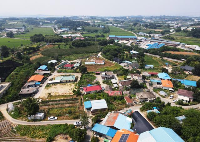 충북 청주시 북이면 장양1리 마을 전경. 집 사이사이까지 논밭이 빽빽히 들어선 전형적인 농촌마을이지만 마을 반경 2km 내에 소각로가 3개나 있다. 청주=홍인기 기자