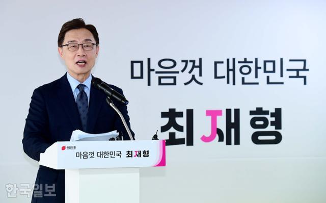 국민의힘 대선 예비후보인 최재형 전 감사원장이 2일 서울 여의도 열린캠프에서 외교안보분야 정책비전을 발표하고 있다. 오대근 기자