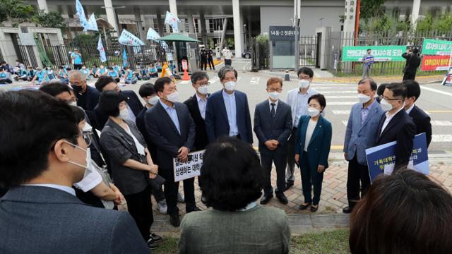 2021년 대학 기본역량 진단 최종결과 발표를 하루 앞둔 2일 세종시 정부세종청사 교육부에서 양보경 성신여대 총장 등 대학 총장들이 대학구조개혁심의위원회에 정부 일반재정지원 대학 선정을 촉구하기 위한 건의문을 제출한 뒤 향후 대책을 논의하고 있다. 2021년 대학 기본역량 진단 가결과에서 미선정된 대학 중 52개 대학 총장 등 관계자들은 이 날 교육부 앞에서 피켓 시위를 갖고 가결과에 대한 이의 제기 및 평가제도 개선을 촉구했다. 세종=뉴스1