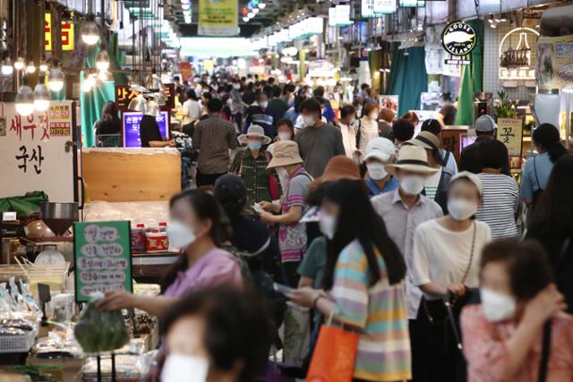 1일 서울의 한 전통시장에서 장 보는 시민들. 연합뉴스