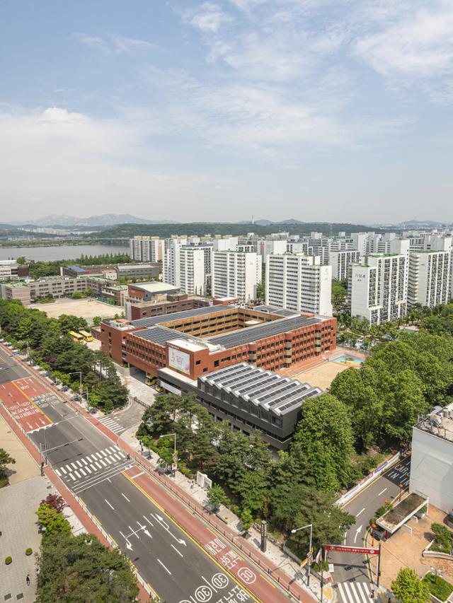 서울시 건축상 대상을 받은 서진학교의 전경. 학교로서는 특이하게 'ㅁ'자 구조다. 서울시 건축상 심사위원회는 심사평에서 "기존의 초등학교(구 공진초) 일부를 리모델링하고 증축해야 하는 제한된 조건 내에서도 특수학교로서 요구되는 프로그램을 잘 수용했으며, 일반 공공학교와 비교할 때 월등하게 완성도 높은 건축물을 만들어낸 건축가의 노력을 높이 평가했다"고 말했다. 이택수 사진작가 제공