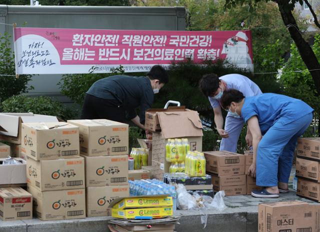 보건의료노조의 총파업이 취소된 2일 오전 서울 중구 국립중앙의료원에서 의료진이 파업에 대비해 준비해둔 간식과 물품을 정리하고 있다. 보건의료노조와 보건복지부는 이날 총파업을 5시간가량 남겨두고 극적으로 협상을 타결했다. 뉴스1