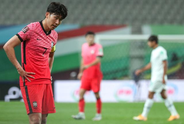 대한민국 축구대표팀의 주장 손흥민이 2일 서울 마포구 상암동 서울월드컵경기장에 열린 2022 국제축구연맹 카타르 월드컵 아시아지역 최종예선 A조 이라크와의 경기에서 경기가 답답하게 흐르자 아쉬워하고 있다. 뉴스1