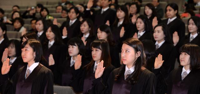 2013년 12월 26일 오전 서울 서초구 대법원에서 열린 신입 법관 임명식에서 신임 법관들이 선서하고 있다. 당시 판사가 되기 위해 3년 이상의 법조 경력을 쌓아야 하는 법조일원화 제도가 도입됨에 따라 이들 32명의 신임 법관들은 마지막 '즉시 임용 법관'으로 기록됐다. 이날 임용된 32명 가운데 28명이 여성 법관이었다. 한국일보 자료사진