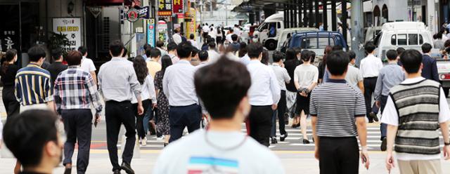 2일 서울 도심에서 직장인들이 점심식사를 위해 이동하고 있다. 뉴스1