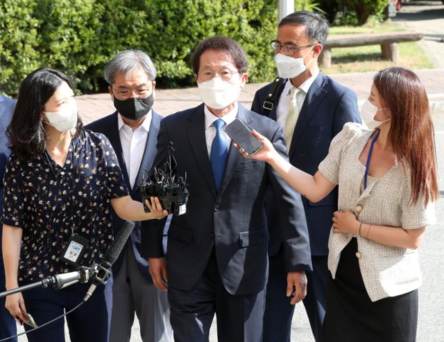 '해직교사 부당 특별채용' 의혹을 받는 조희연(가운데) 서울시교육감이 지난달 27일 오전 정부과천청사 고위공직자범죄수사처에 피의자 신분으로 출석하고 있다. 연합뉴스