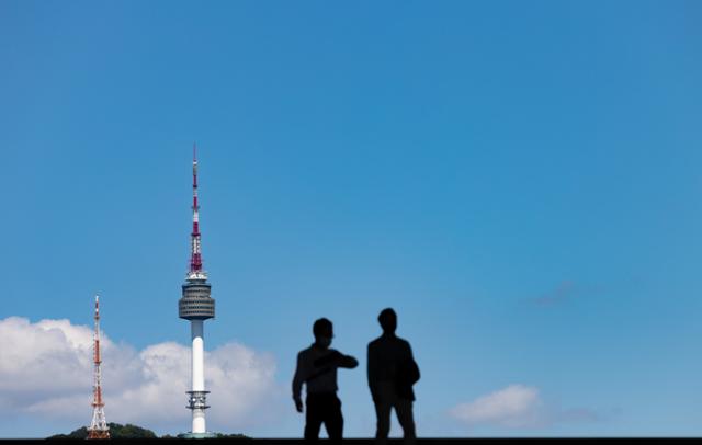 절기상 백로를 나흘 앞둔 3일 오후 서울 용산구 국립중앙박물관에서 바라본 하늘이 푸르게 보이고 있다.서울=뉴스1