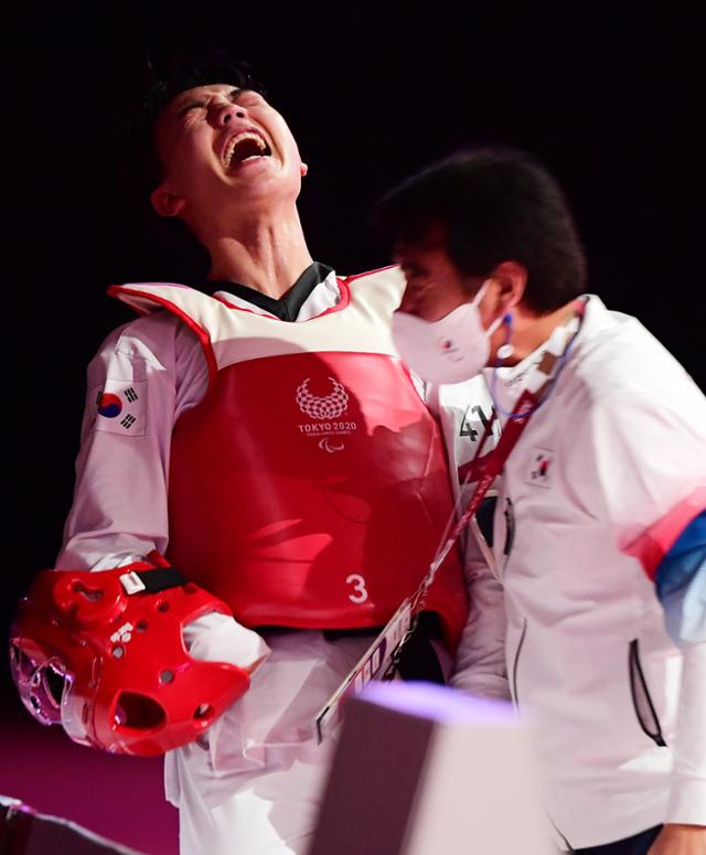 주정훈(왼쪽)이 3일 일본 지바현 마쿠하리 메세홀 B에서 열린 2020 도쿄 패럴림픽 남자 태권도 75KG급 동메달 결정전에서 러시아 패럴림픽위원회 이살디비로프를 꺾은 뒤 환호하고 있다. 도쿄패럴림픽 사진공동취재단