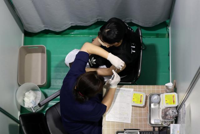 3일 오후 서울 서대문구 북아현문화체육센터에 마련된 코로나19 예방접종센터에서 한 시민이 백신을 맞고 있다. 뉴시스