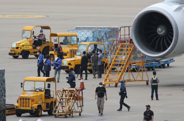 6일 오후 영종도 인천국제공항 화물터미널에서 관계자들이 모더나 사의 백신 255만2천회분을 옮기고 있다. 앞서 지난달 23일부터 순차적으로 도입된 물량에다 이날 도착분을 합치면 총 675만9천회분이 됐다. 모더나가 애초 2주간 공급하겠다고 밝힌 701만회분의 96.4%에 해당한다. 연합뉴스