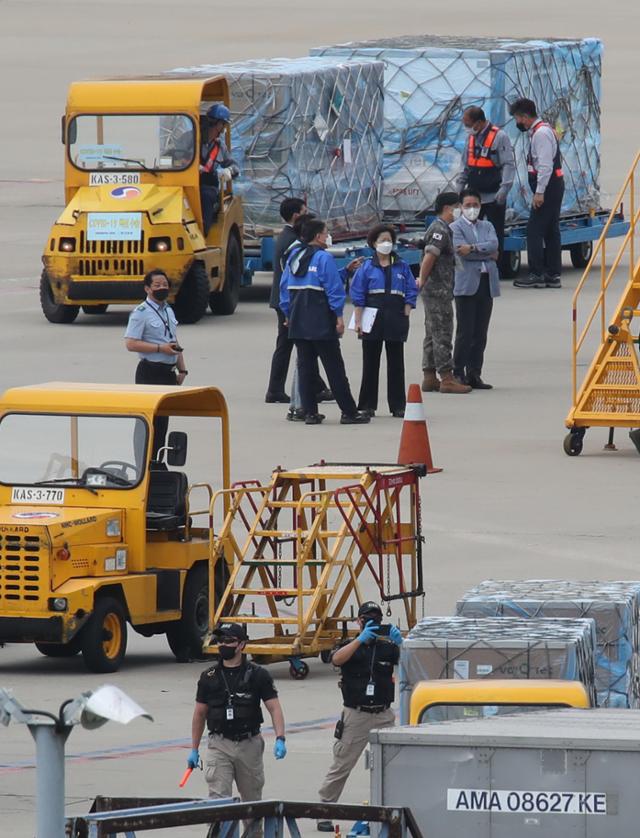 6일 오후 영종도 인천국제공항 화물터미널에서 관계자들이 모더나 사의 백신 255만2천회분을 옮기고 있다. 앞서 지난달 23일부터 순차적으로 도입된 물량에다 이날 도착분을 합치면 총 675만9천회분이 됐다. 모더나가 애초 2주간 공급하겠다고 밝힌 701만회분의 96.4%에 해당한다. 연합뉴스