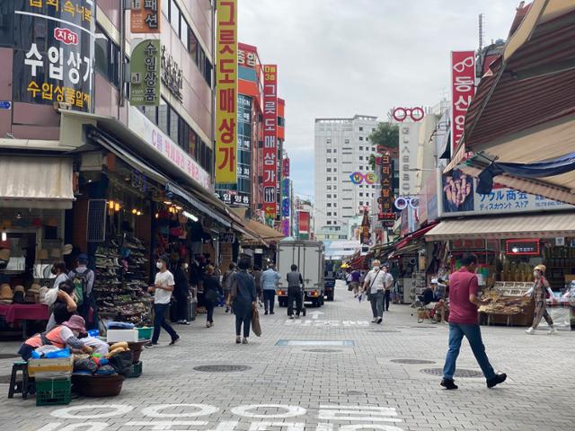 6일 오전 서울 중구 남대문시장을 찾은 행인들이 거리를 걷고 있다. 우태경 기자.