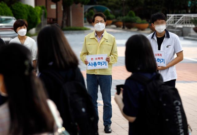 4단계 지역에서도 학교급별로 3분의 2 안팎으로 등교가 가능해진 6일 서울 방산고등학교에서 조희연(가운데) 서울시교육감이 등교지도를 하고 있다. 뉴시스