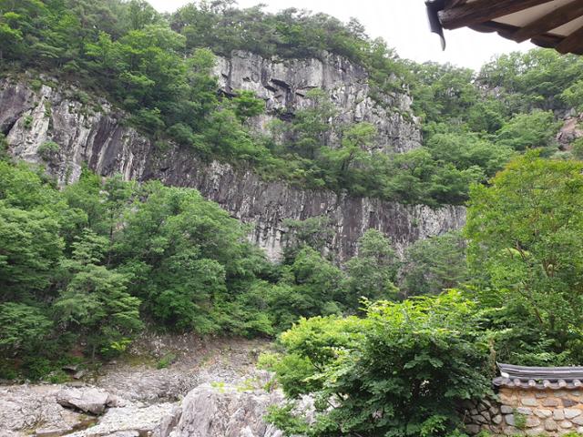 경북 영덕군 소재 영덕 옥계 침수정 일원이 명승으로 지정될 예정이다. '산수주인 손성을'이라는 글씨가 새겨져 있는 침수정 건너편 기암절벽의 모습. 문화재청 제공