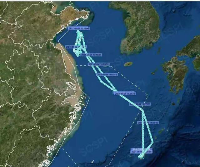 미군 정찰기 코브라볼의 4, 5일 비행경로. 맨 아래 오키나와 가데나 기지를 이륙해 중국 방공식별구역을 거쳐 서해를 따라 북상했다. 경로 맨 위 산둥반도 남쪽 해상에서 머물며 남북으로 바삐 오간 흔적이 보인다. 한국 태안 발사시험장과 비슷한 위도다. SCSPI 트위터 캡처