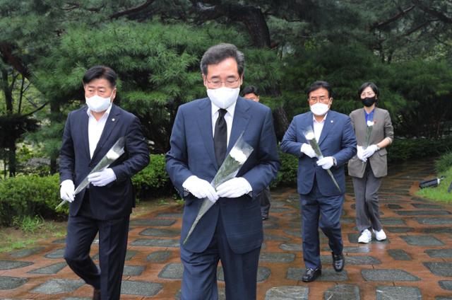 이낙연 전 더불어민주당 대표가 7일 오후 서울 동작동 국립서울현충원을 찾아 꽃을 들고 김대중 대통령 묘소로 향하고 있다. 국회사진기자단